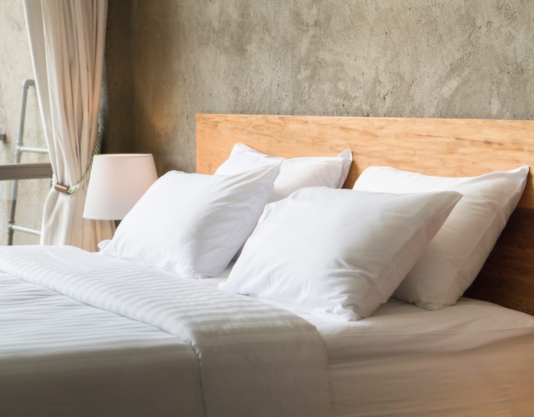 weiße Pölster auf einem Bett mit bequemer Matratze - höchstwahrscheinlich Luftkernmatratzen